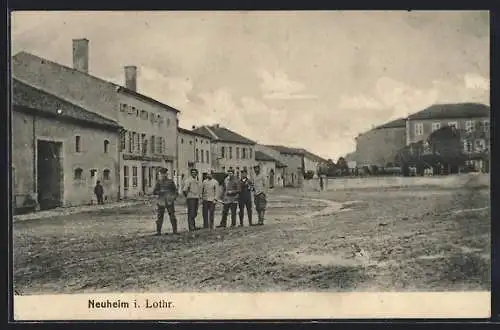 AK Neuheim i. Lothr, Strassenpartie mit Soldaten