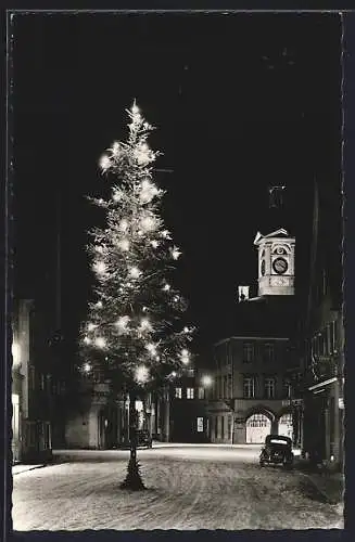 AK Aalen /Württ., Weihnachtsbaum am Markt in der Nacht