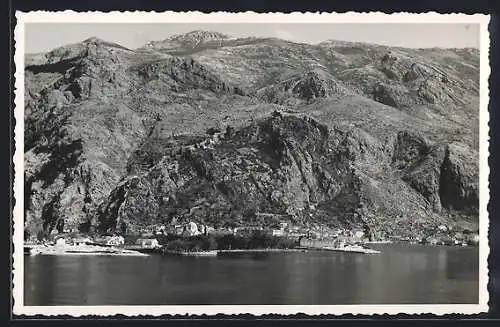 AK Kotor, Ortsansicht am Fuss des Bergmassivs