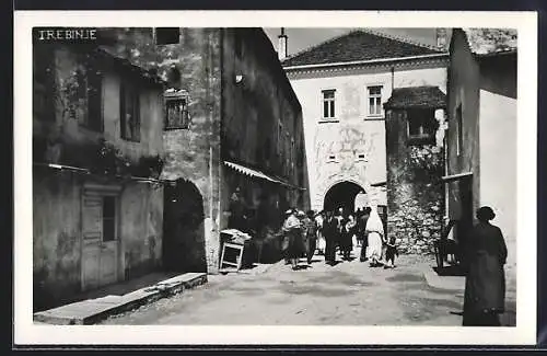 AK Trebinje, Gassenpartie mit Bewohnern des Ortes