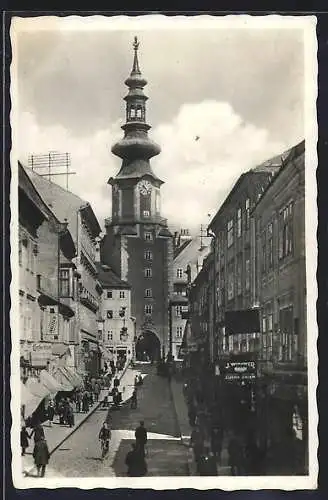 AK Bratislava, Strassenansicht mit Torturm mit Geschäften