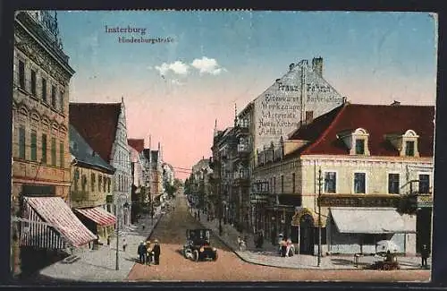 AK Insterburg, Passanten in der Hindenburgstrasse