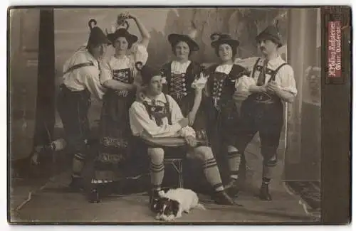 Fotografie H. Malling-Rechsteiner, Chur, Trachtengruppe mit Zither und Hund zu Füssen