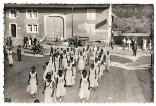 Fotografie unbekannter Fotograf, Ansicht Tiengen / Oberrhein, Mädchen des DTV beim Umzug des Jugendturnfest 1933