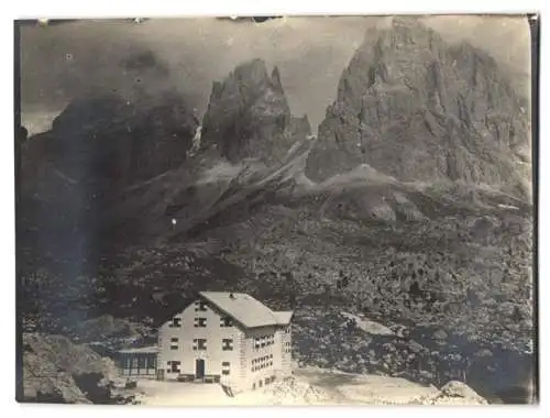 Fotografie unbekannter Fotograf, Ansicht Wolkenstein in Gröden, Blick zum Sellerjochhaus mit Bergpanorama