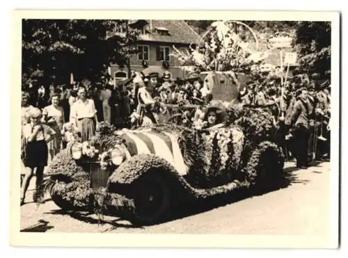 9 Fotografien Ansicht Tiengen / Oberrhein, Fastnacht-Umzug, Karneval, Fasching, Tracht, Festwagen