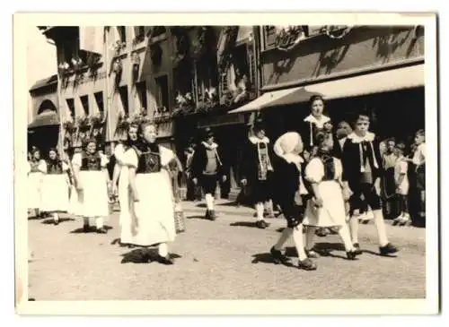 9 Fotografien Ansicht Tiengen / Oberrhein, Fastnacht-Umzug, Karneval, Fasching, Tracht, Festwagen