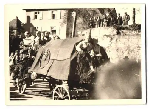 9 Fotografien Ansicht Tiengen / Oberrhein, Fastnacht-Umzug, Karneval, Fasching, Tracht, Festwagen