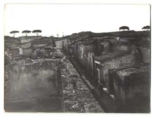 14 Fotografien unbekannter Fotograf, Ansicht Pompeji / Pompei, Gräberstrasse, Ruinen, Steingräber