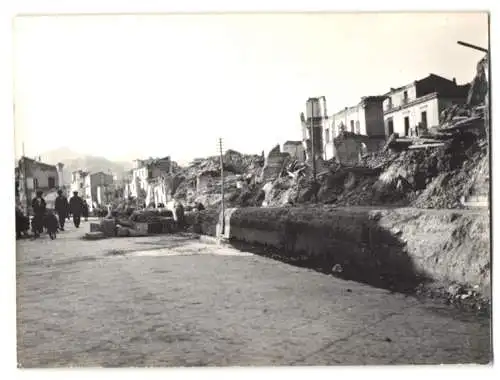 12 Fotografien unbekannter Fotograf, Messina, Barackenstrasse mit Geschäften, Ruinen nach Erdbeben, Campagnaochsen