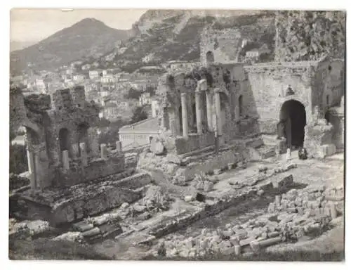 13 Fotografien unbekannter Fotograf, Ansicht Taormina, Strassenpartie, Bauer mit Esel, Terrasse San Domenico, Ciostro