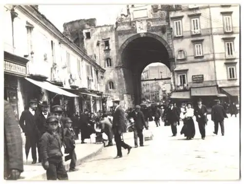 10 Fotografien unbekannter Fotograf, Ansicht Neapel, Strassenpartie, St. Elmo, Blumencorso, Castello novo