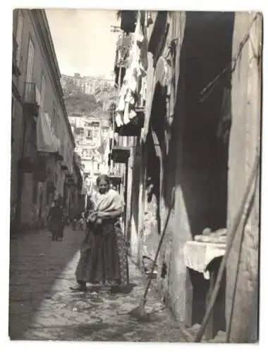 10 Fotografien unbekannter Fotograf, Ansicht Neapel, Strassenpartie, St. Elmo, Blumencorso, Castello novo