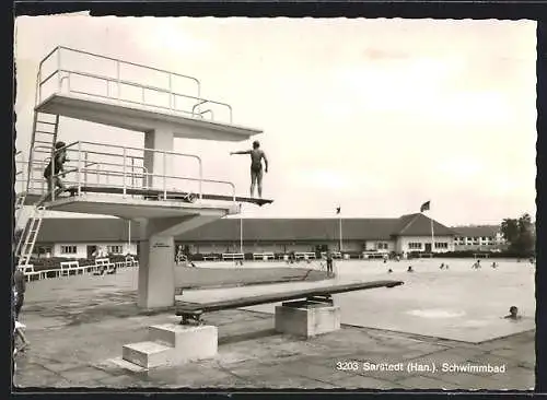 AK Sarstedt /Han., Sprungturm im Schwimmbad