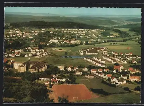 AK Bad Driburg /Westf., Gesamtansicht mit Steinberg, Fliegeraufnahme