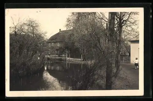 AK Elze / Esbeck, Flusspartie mit Reetdach-Haus