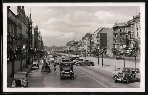 AK Berlin, Strasse Unter den Linden, Blick zum Brandenburger Tor