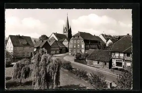 AK Bodenfelde /Oberweserbergland, Strassenpartie mit Kirche und Kreissparkasse