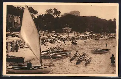 AK Juan-les-Pins, Un coin de la plage et la pinède