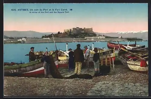 AK Antibes, Un coin du Port et le Fort Carré