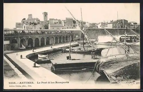 AK Antibes, Le Port et les Remparts, Partie im Hafen