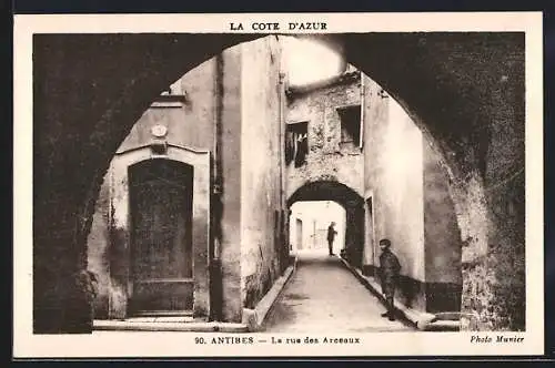 AK Antibes, La rue des Arceaux
