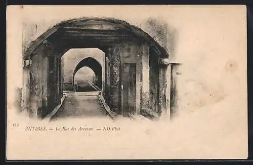 AK Antibes, la rue des Arceaux