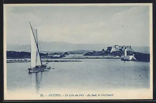 AK Antibes, Un Coin du Port, Au fond, le Fort Carré