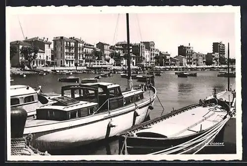 AK Golfe-Juan, Le port et la ville