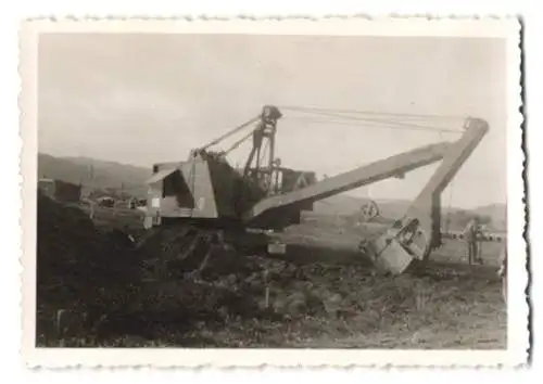 4 Fotografien Seilbagger mit Löffelstiel & Raupenantrieb, Bagger, Baumaschine