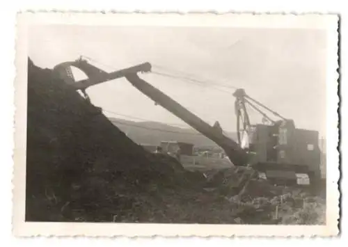 4 Fotografien Seilbagger mit Löffelstiel & Raupenantrieb, Bagger, Baumaschine