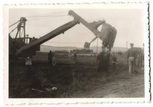 4 Fotografien Seilbagger mit Löffelstiel & Raupenantrieb, Bagger, Baumaschine