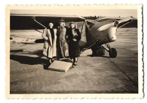 3 Fotografien Flugzeug Schulterdecker Propellermaschine nebst Paar mit Gepäck