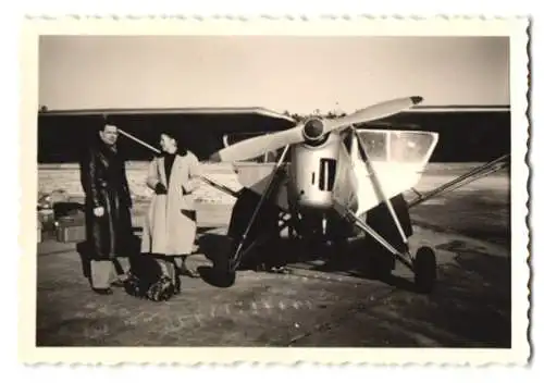 3 Fotografien Flugzeug Schulterdecker Propellermaschine nebst Paar mit Gepäck