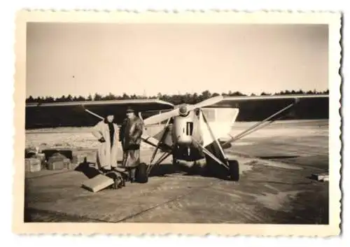 3 Fotografien Flugzeug Schulterdecker Propellermaschine nebst Paar mit Gepäck