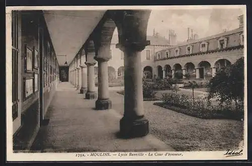 AK Moulins, Lycée Banville, la cour d`honneur