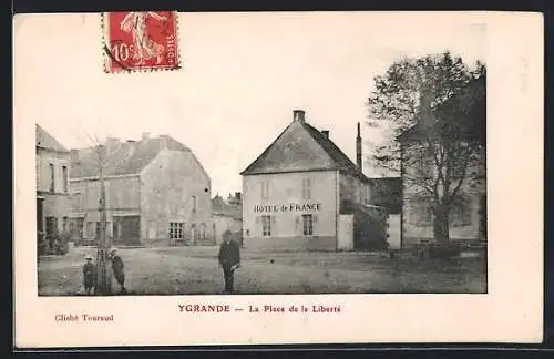 AK Ygrande, La Place de la Liberté, Hotel de France