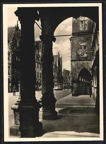 AK Münster i. W., Prinzipalmarkt, Blick durch die Sentenzbogen des Stadtweinhauses