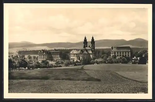 AK Grüssau i. Schlesien, Ortsansicht mit dem Kloster