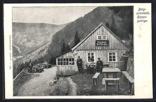 AK Bergschmiede /Riesengebirge, Wein- und Gasthaus mit Wanderern