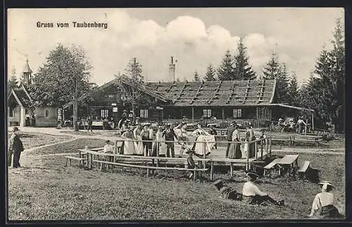 AK Warngau, Gasthof Taubenberg mit Besuchern