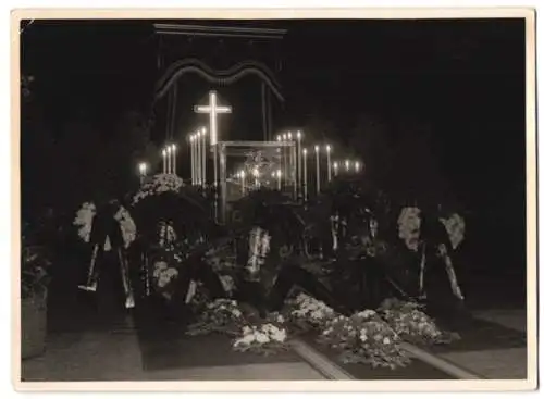 Fotografie Leonore Bruhne, Wien, Post mortem, aufgebahrter Sarg im Glaskasten mit Blumengestecken