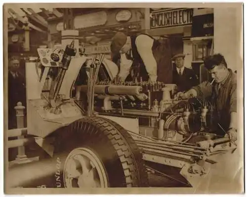 Fotografie Keystone-View-Co., London, Commercial Motor Exhibition at Olympia 1931 London, Ingenieure am 12 Zylinder Bus