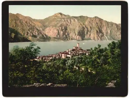 Fotografie Photochrom Zürich, Zürich, Ansicht Malcesine, Blick nach dem Ort mit Bergpanorama, Grossformat 25 x 19cm