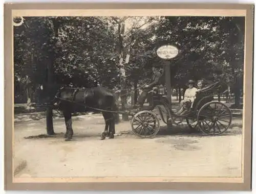 Fotografie unbekannter Fotograf, Ansicht Wien, Fiaker auf der Prinzen-Allee, K. K. Prater II. Bezirk, Pferdekutsche