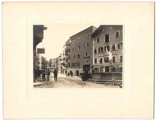 Fotografie unbekannter Fotograf, Ansicht Rattenberg / Tirol, Strassenpartie mit Fleischhauerei von Anton Mölgg, Brunnen