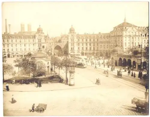 Fotografie unbekannter Fotograf, Ansicht München, Strassenbahn auf dem Karlsplatz, Hotel zum Rothen Hahn, Litfasssäule