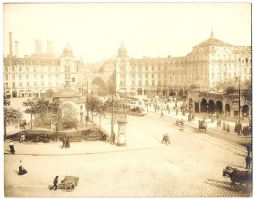 Fotografie unbekannter Fotograf, Ansicht München, Karlsplatz mit Litfasssäule, Strassenbahn und Hotel zum Rothen Hahn