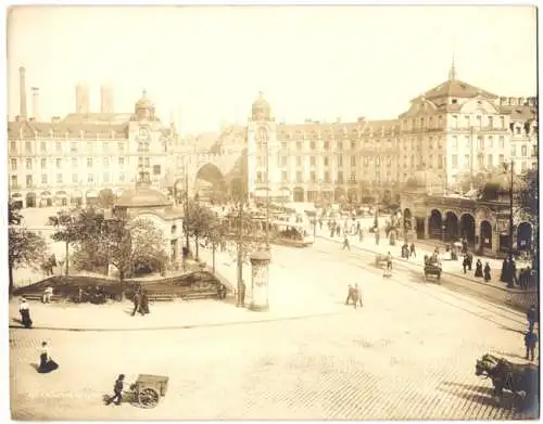 Fotografie unbekannter Fotograf, Ansicht München, Karlsplatz mit Litfasssäule, Strassenbahn und Hotel zum Rothen Hahn