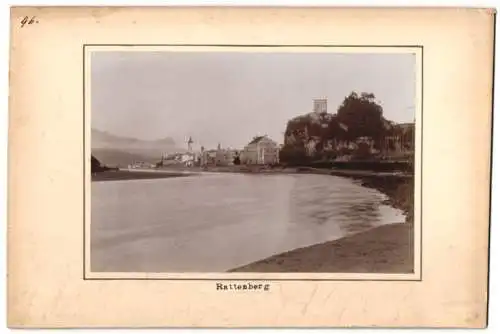 Fotografie unbekannter Fotograf, Ansicht Rattenberg, Blick entlang des Inn nach der Stadt